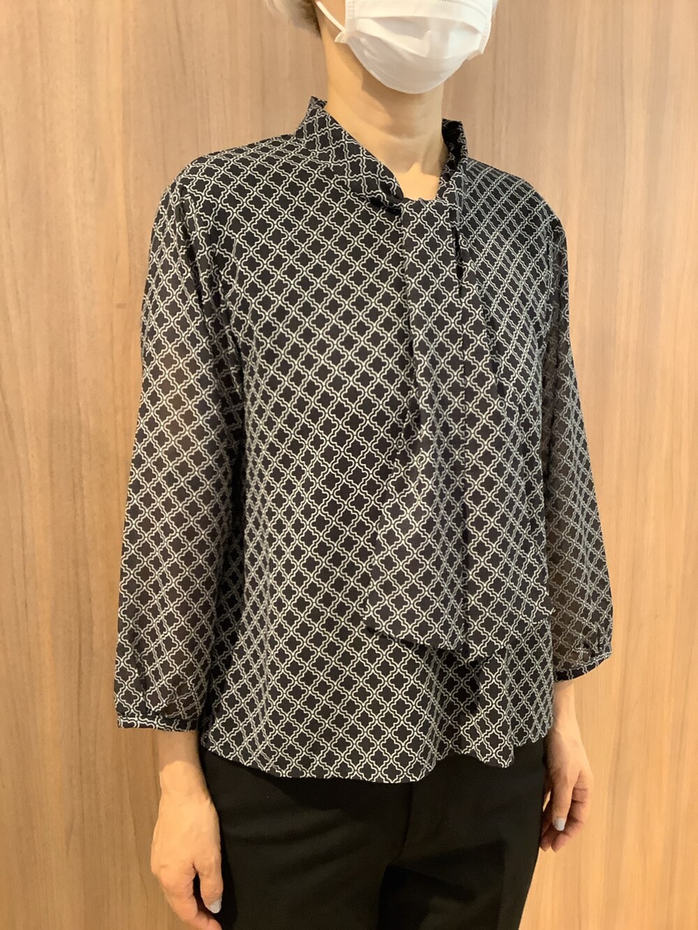 ブラック系のシャツ/ブラウス、ブラック系のスラックス、ブラック系のローファーを着用したレディースの秋コーディネートの2枚目の写真