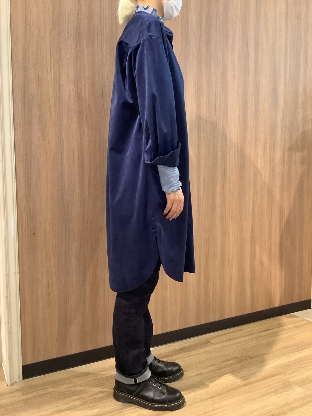 ブルー系のニット/セーター、ブルー系のシャツ/ブラウス、ブラック系のブーツを着用したレディースの秋コーディネートの4枚目の写真