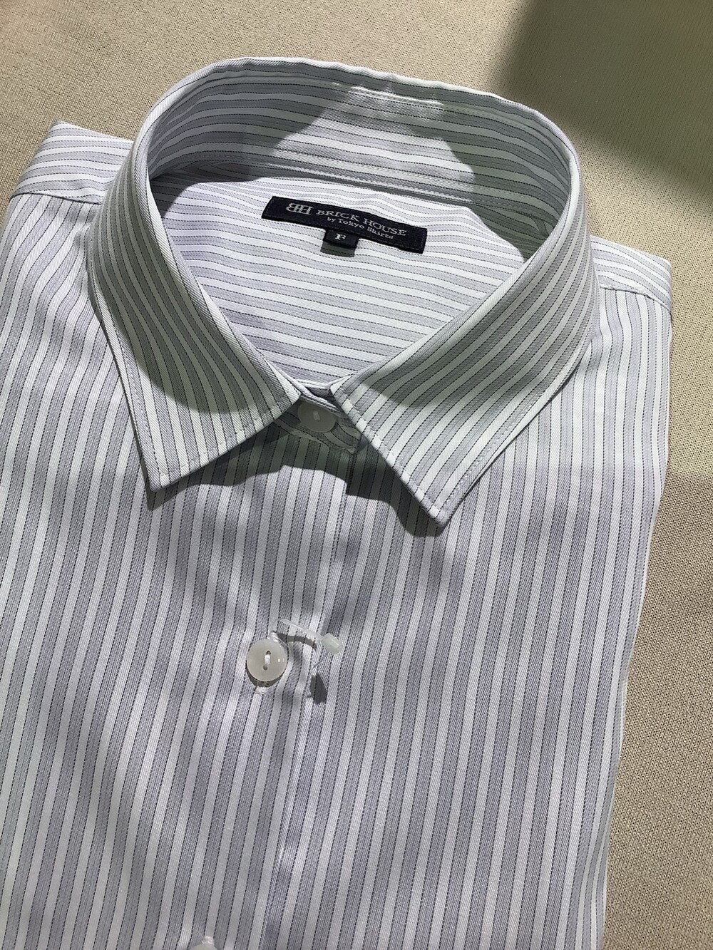グレー系のシャツ/ブラウス、ブルー系のその他パンツ、ホワイト系のスニーカーを着用したレディースの夏コーディネートの3枚目の写真