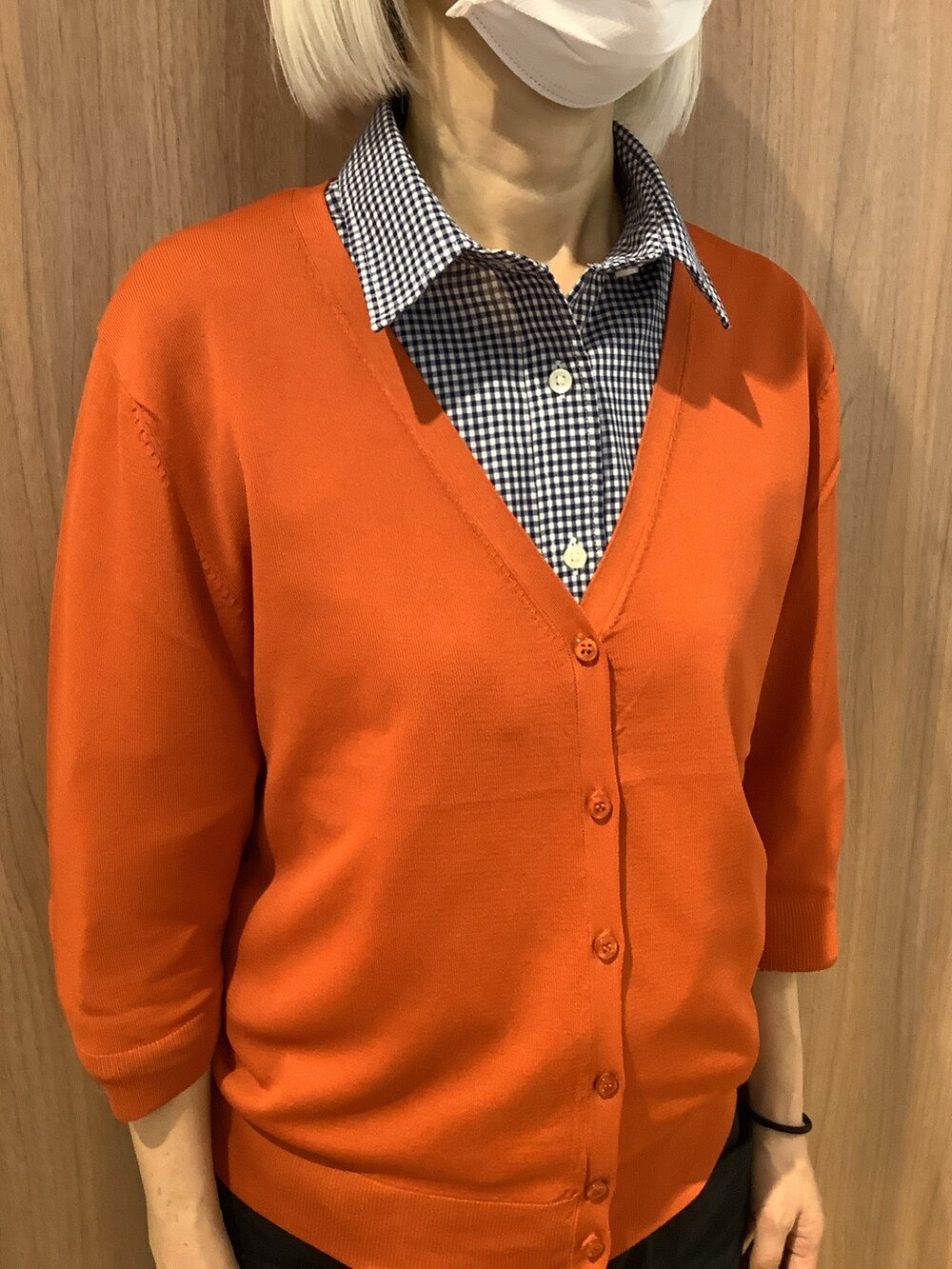 ブルー系のシャツ/ブラウス、オレンジ系のカーディガン/ボレロ、ブラック系のその他シューズを着用したレディースの夏コーディネートの2枚目の写真