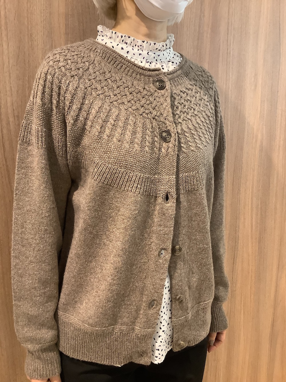 レッド系のカーディガン/ボレロ、ホワイト系のTシャツ/カットソー、ブラック系のローファーを着用したレディースの冬コーディネートの2枚目の写真