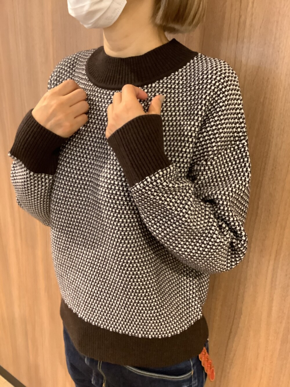 ブラウン系のニット/セーター、レッド系のブーツを着用したレディースの冬コーディネートの2枚目の写真