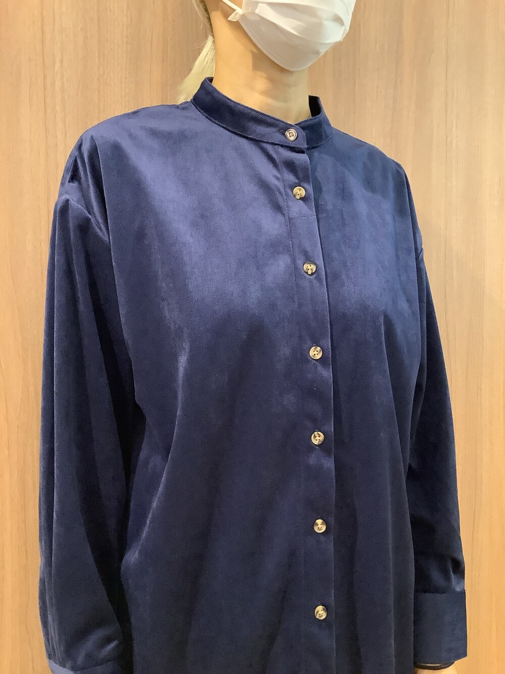 ブルー系のニット/セーター、ブルー系のシャツ/ブラウス、ブラック系のブーツを着用したレディースの秋コーディネートの6枚目の写真