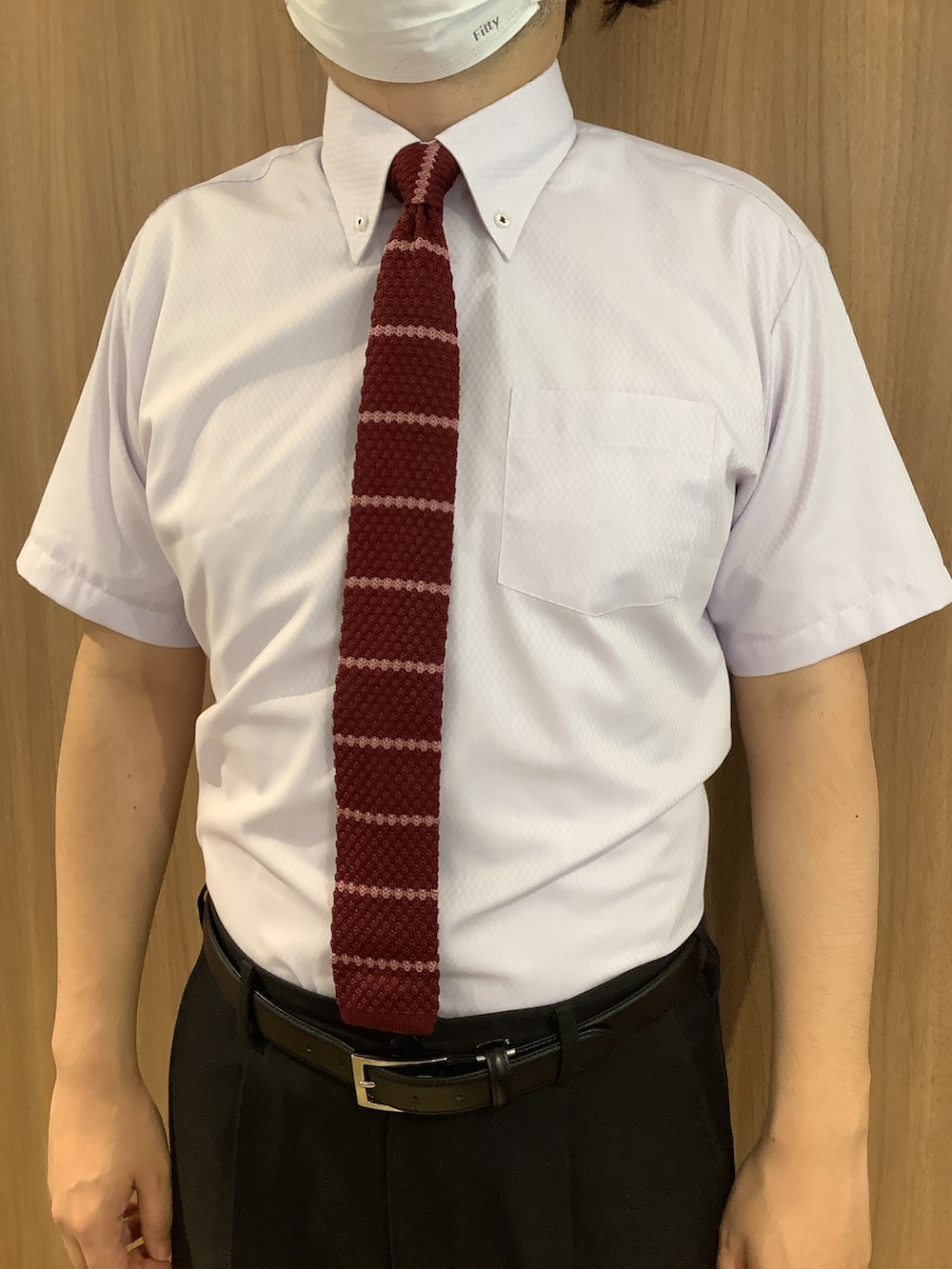 ブラック系のTシャツ/カットソー、パープル系のビジネスシャツ、レッド系のネクタイを着用したメンズの夏コーディネートの2枚目の写真