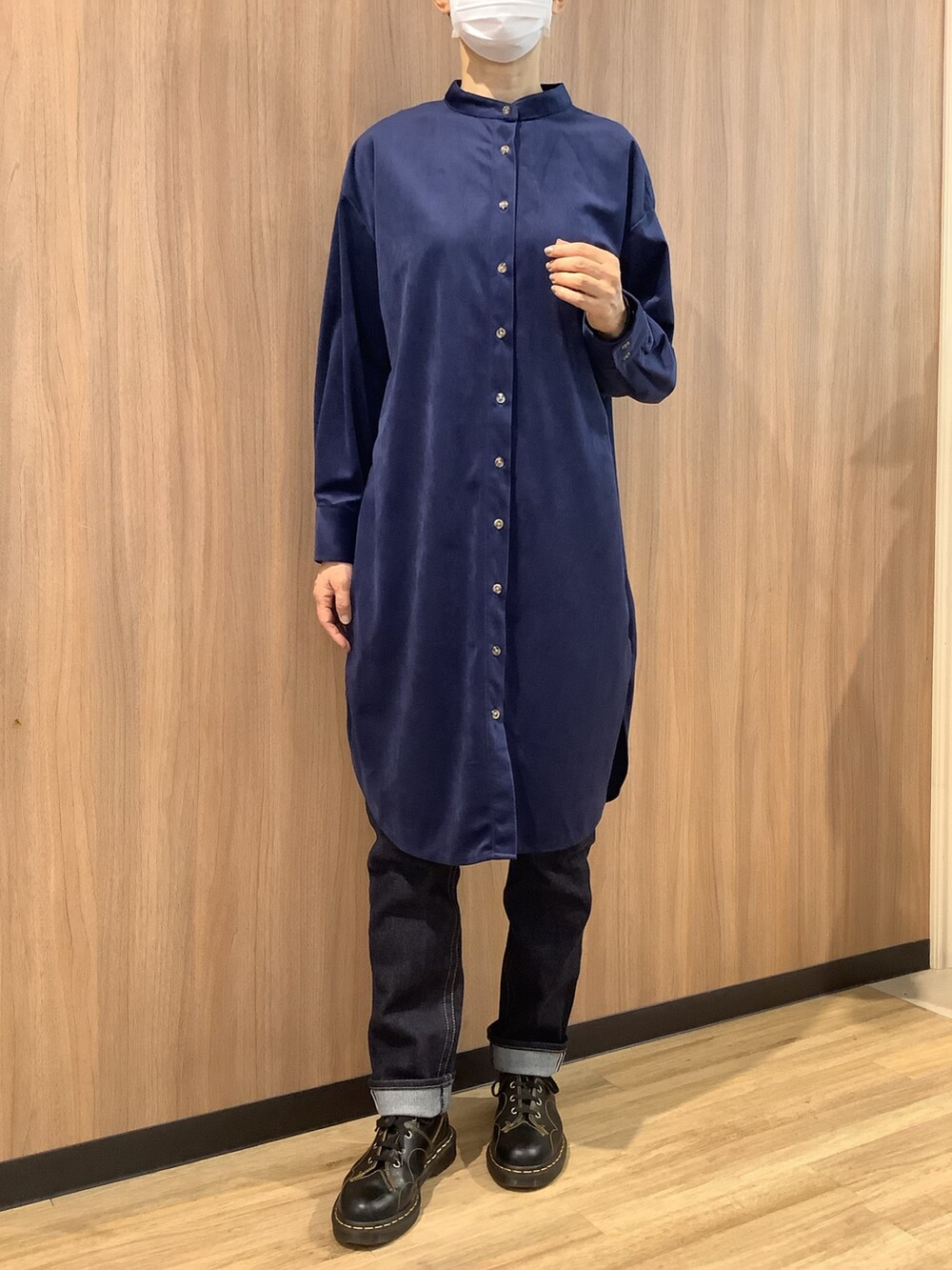 ブルー系のニット/セーター、ブルー系のシャツ/ブラウス、ブラック系のブーツを着用したレディースの秋コーディネートの5枚目の写真