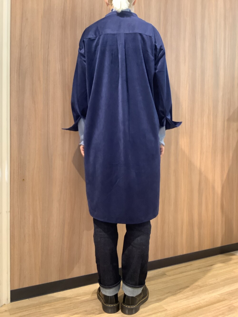 ブルー系のニット/セーター、ブルー系のシャツ/ブラウス、ブラック系のブーツを着用したレディースの秋コーディネートの3枚目の写真