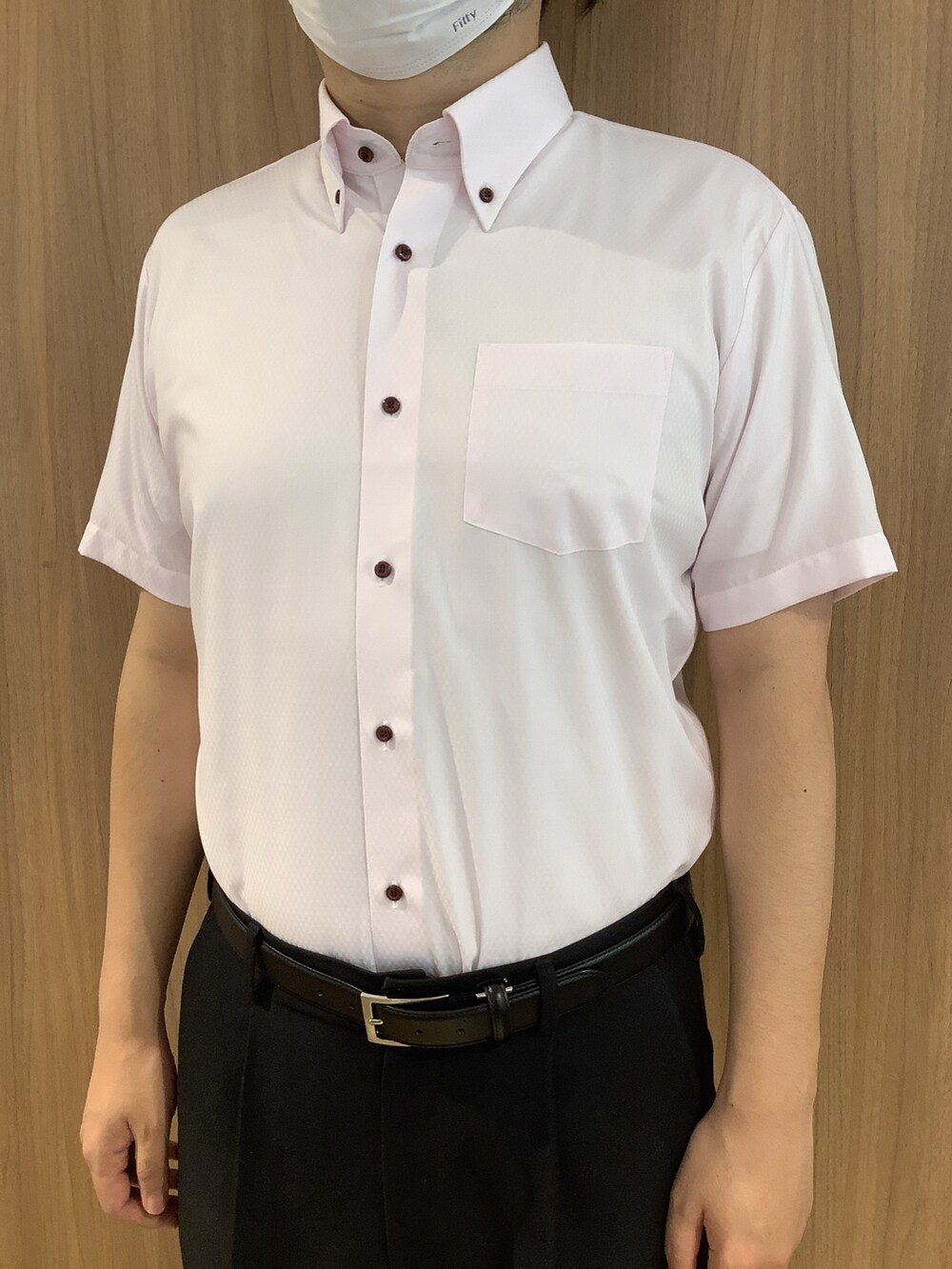 ブラック系のTシャツ/カットソー、ピンク系のビジネスシャツを着用したメンズの夏コーディネートの2枚目の写真