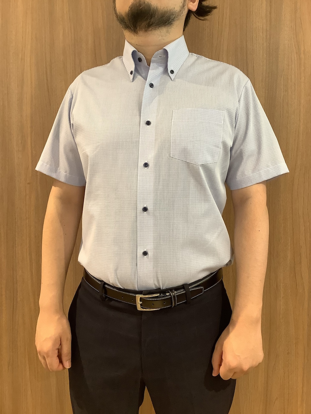 ブルー系のビジネスシャツ、ブルー系のスラックス、ブラック系のベルトを着用したメンズの夏コーディネートの2枚目の写真