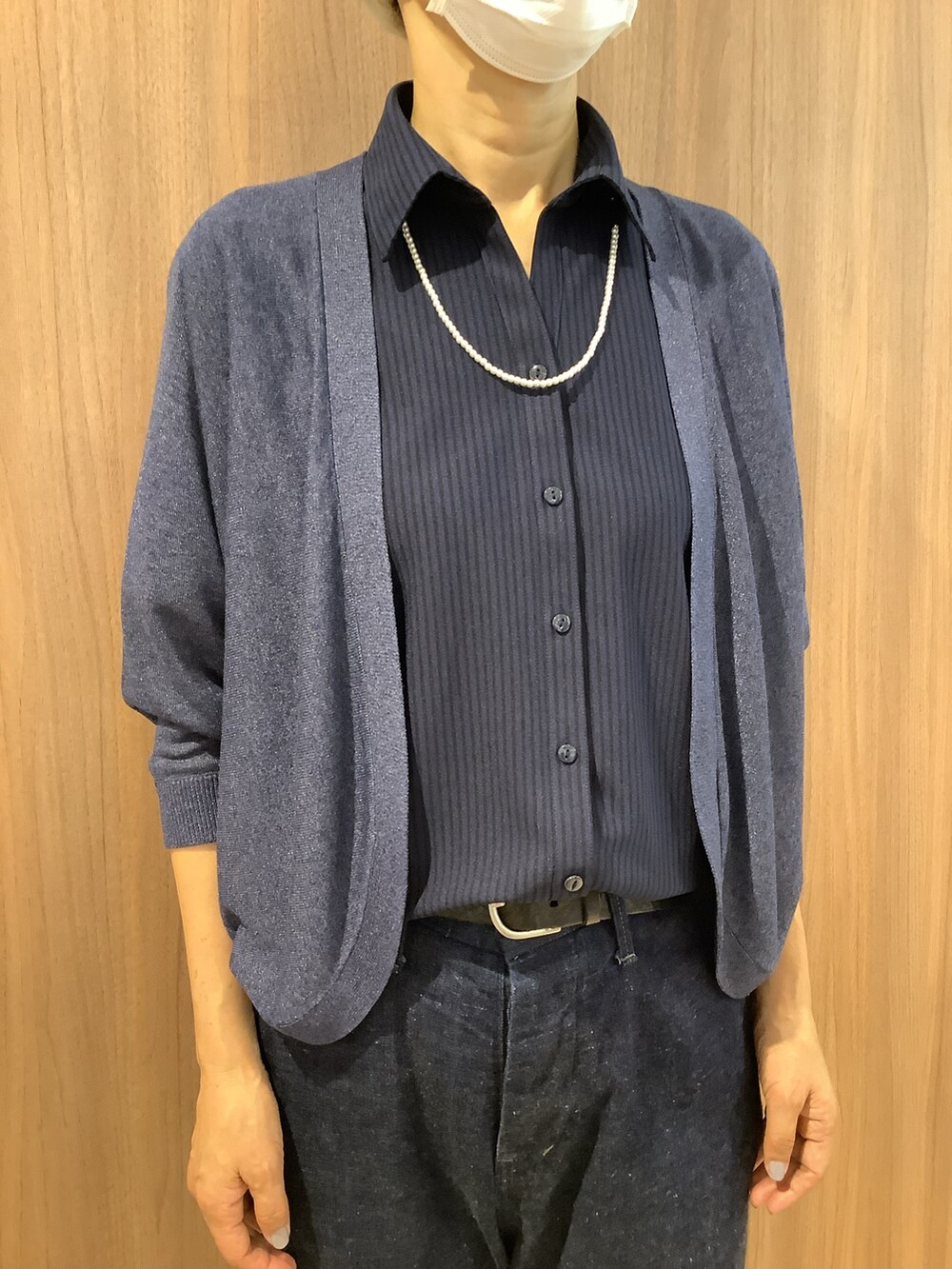 ブルー系のビジネスシャツ、ブラック系のシューズ、ブルー系のカーディガン/ボレロを着用したレディースの夏コーディネートの2枚目の写真