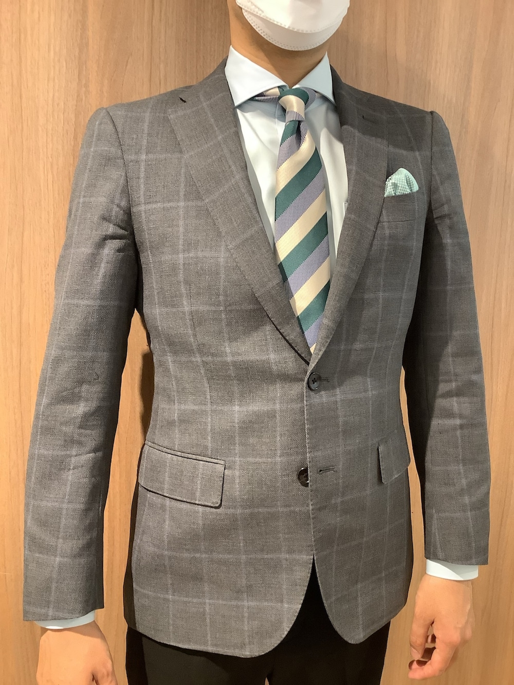 グリーン系のポケットチーフ、その他のネクタイ、グリーン系のビジネスシャツを着用したメンズの冬コーディネートの2枚目の写真