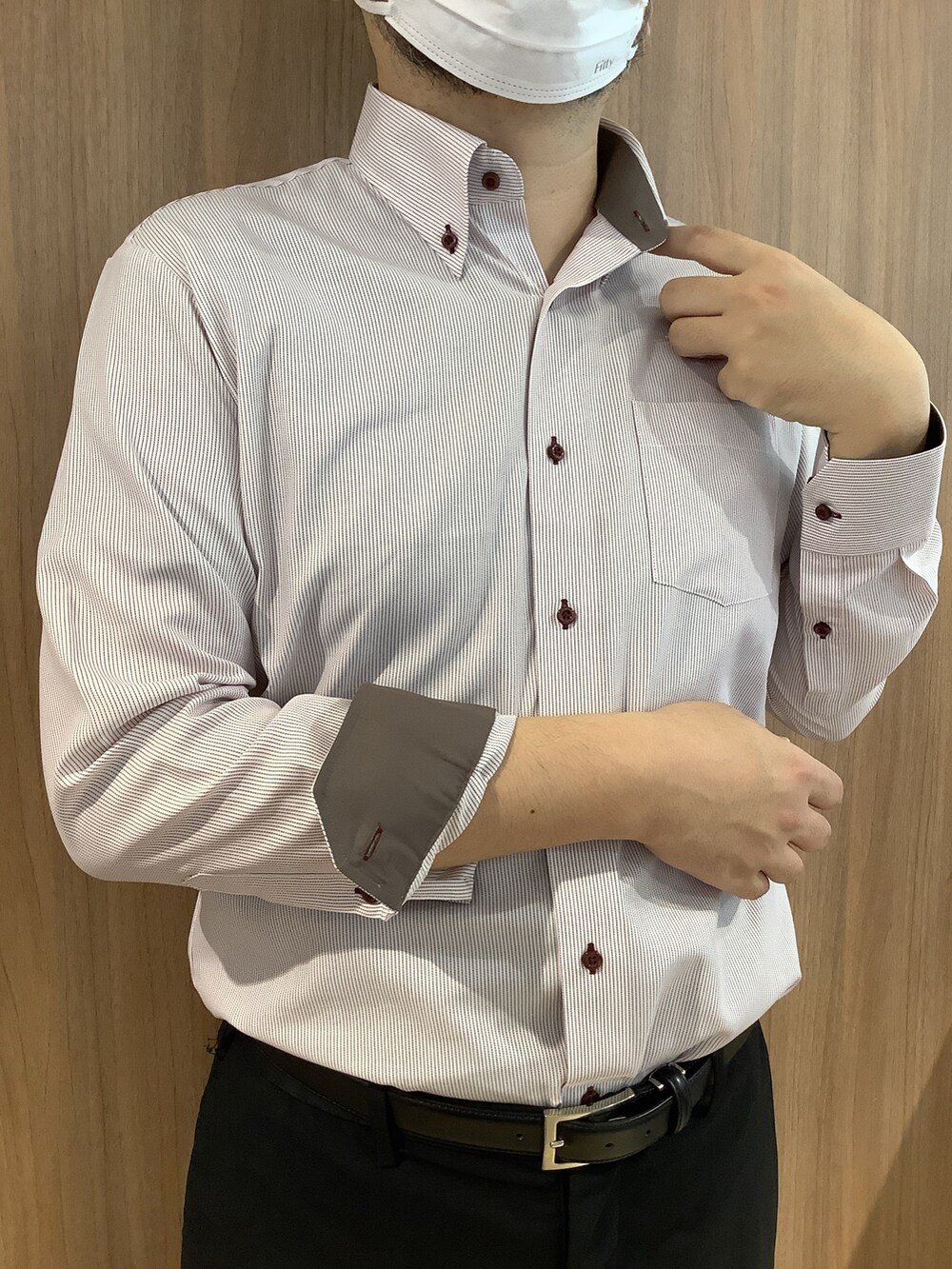レッド系のビジネスシャツ、ブラック系のTシャツ/カットソーを着用したメンズの夏コーディネートの3枚目の写真