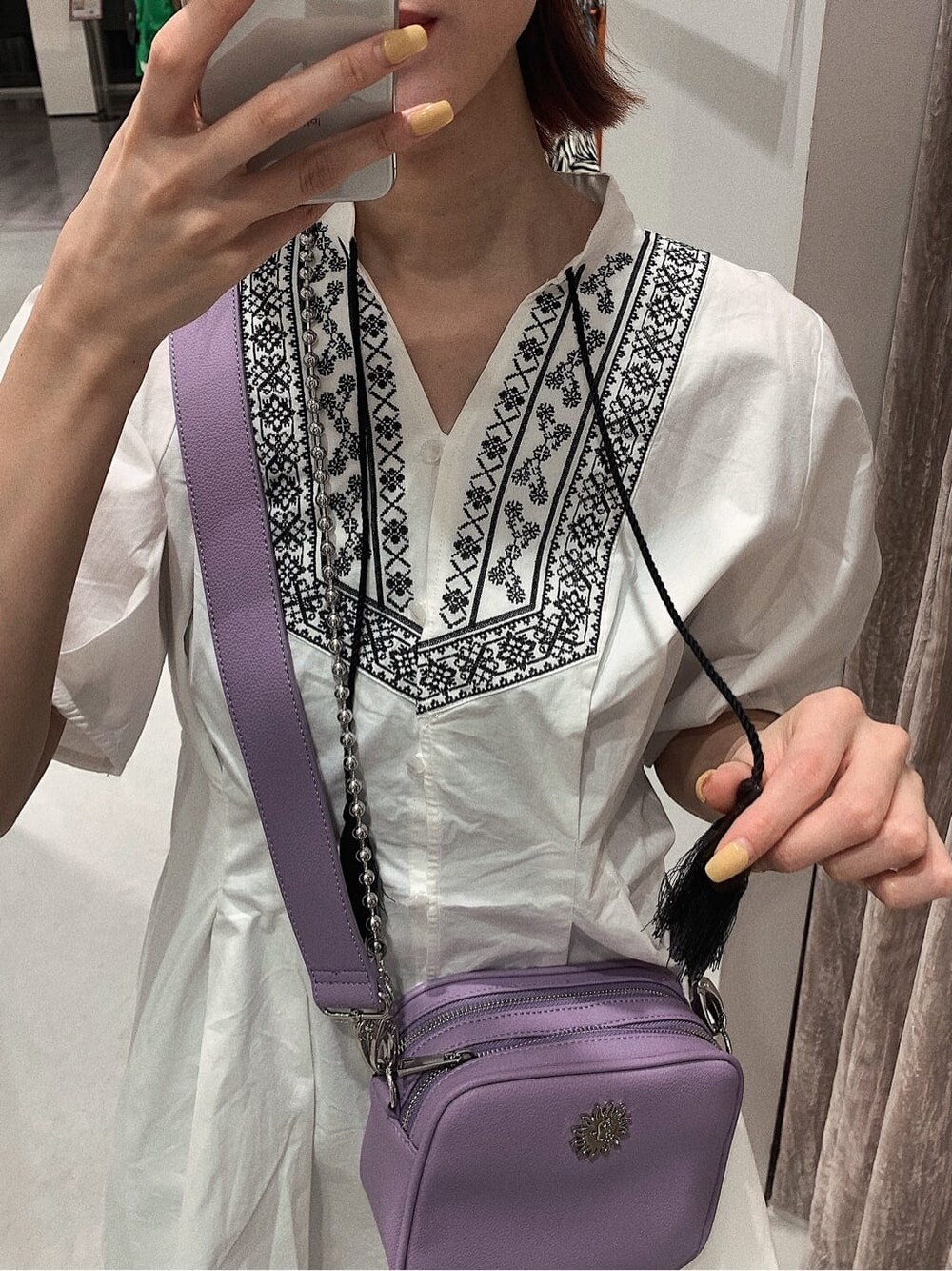 ブラック系のブーツ、ブラック系のその他パンツ、ホワイト系のワンピースを着用したレディースの春コーディネートの3枚目の写真