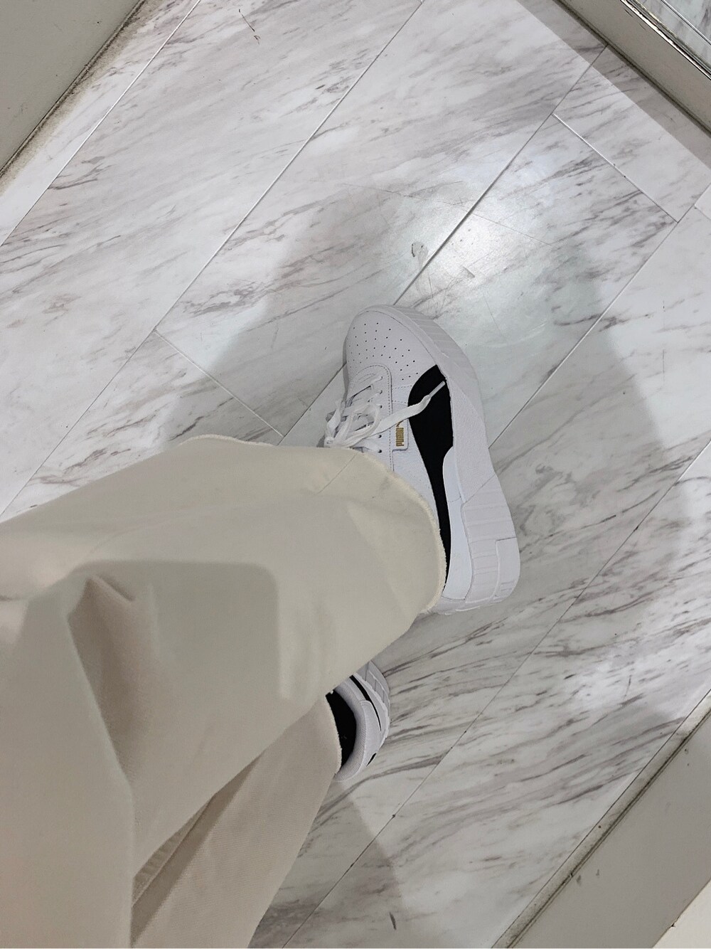 その他のシャツ/ブラウス、ホワイト系のデニムパンツを着用したレディースの春コーディネートの4枚目の写真