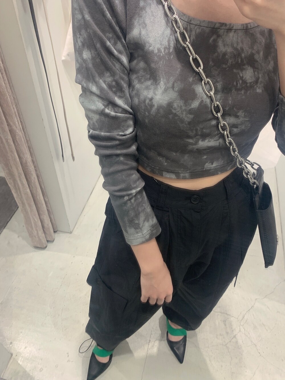 ブラック系のサンダル、ブラック系のTシャツ/カットソー、ブラック系のショルダーバッグを着用したレディースの春コーディネートの4枚目の写真