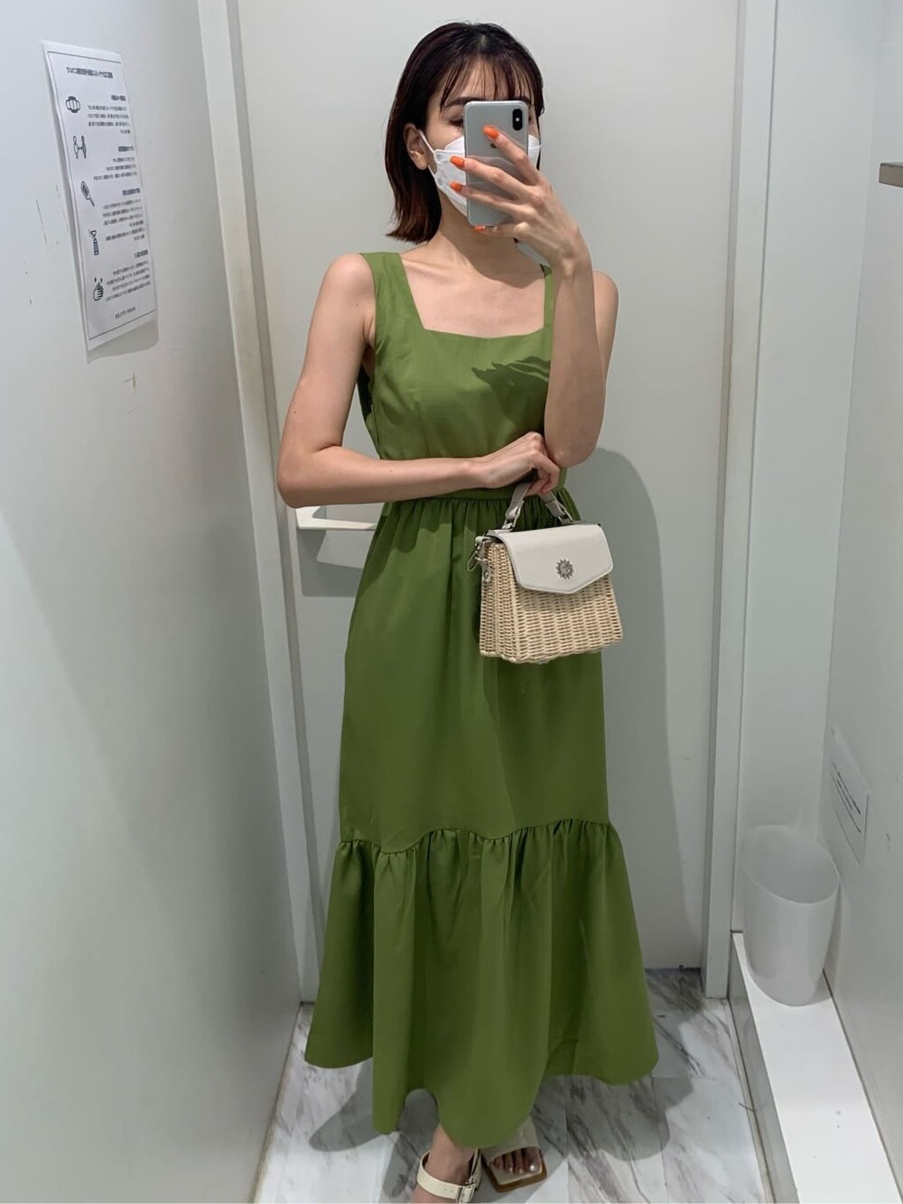 ホワイト系のサンダル、グリーン系のワンピース、ホワイト系のショルダーバッグを着用したレディースの夏コーディネートの2枚目の写真