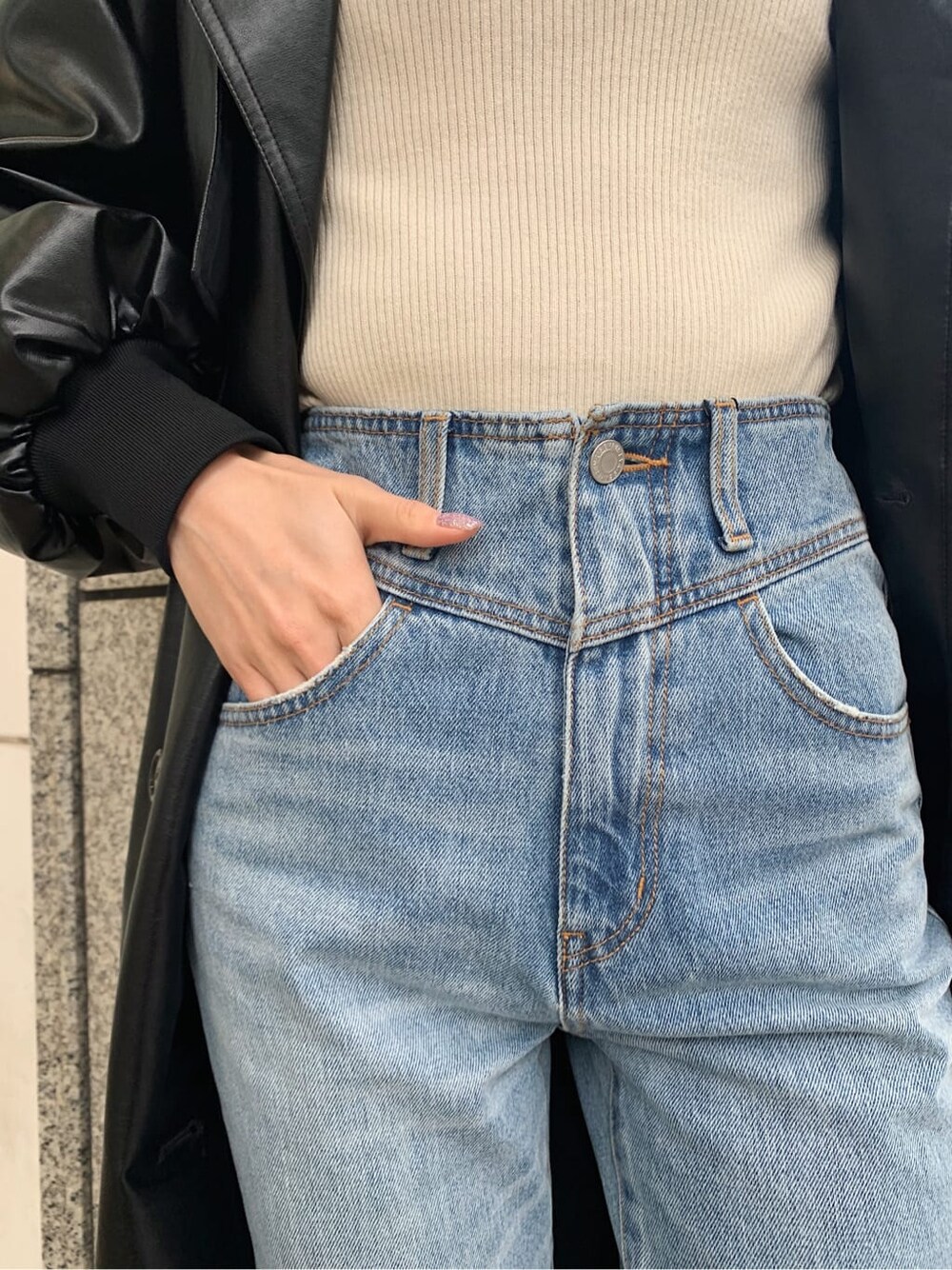 ホワイト系のニット/セーター、ベージュ系のブーツ、ブラック系のトレンチコートを着用したレディースの冬コーディネートの7枚目の写真