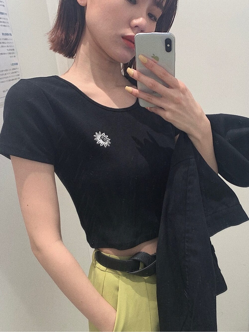 ブラック系のブーツ、ブラック系のブルゾン、グリーン系のその他パンツを着用したレディースの春コーディネートの4枚目の写真