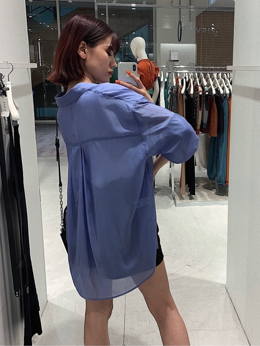 ホワイト系のTシャツ/カットソー、ブラック系のその他パンツ、ブラック系のショルダーバッグを着用したレディースの春コーディネートの4枚目の写真