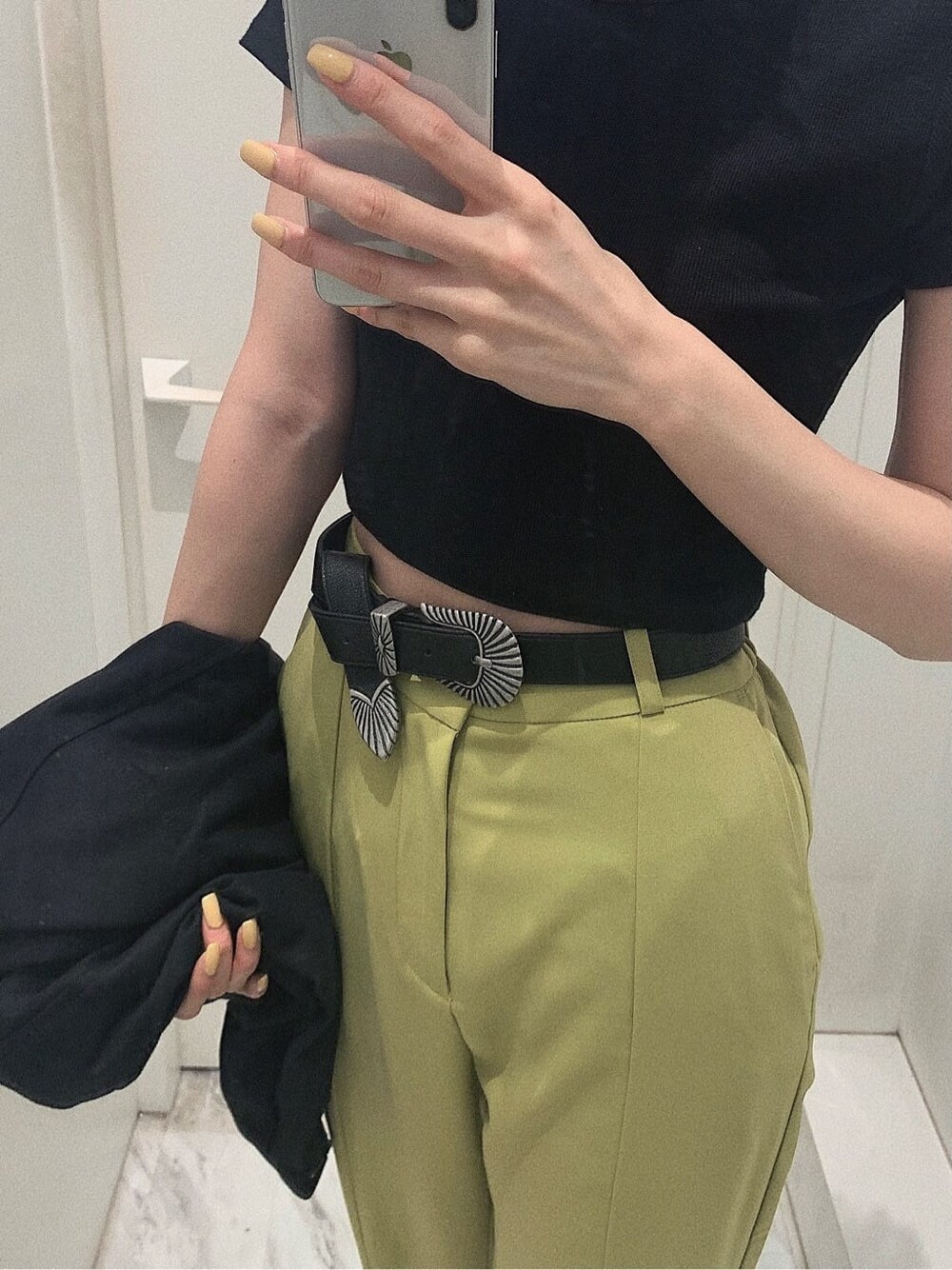 ブラック系のブーツ、ブラック系のブルゾン、グリーン系のその他パンツを着用したレディースの春コーディネートの8枚目の写真