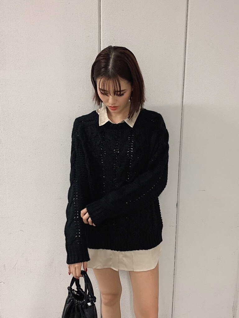 ベージュ系のシャツ/ブラウス、ブラック系のニット/セーターを着用したレディースの秋コーディネートの3枚目の写真