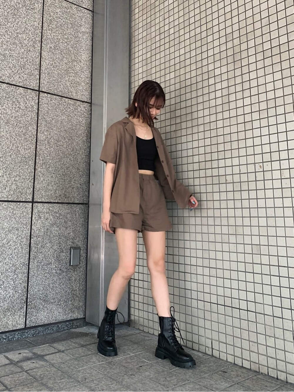 ブラウン系のその他パンツ、ブラック系のブーツ、ブラウン系のシャツ/ブラウスを着用したレディースの秋コーディネートの2枚目の写真