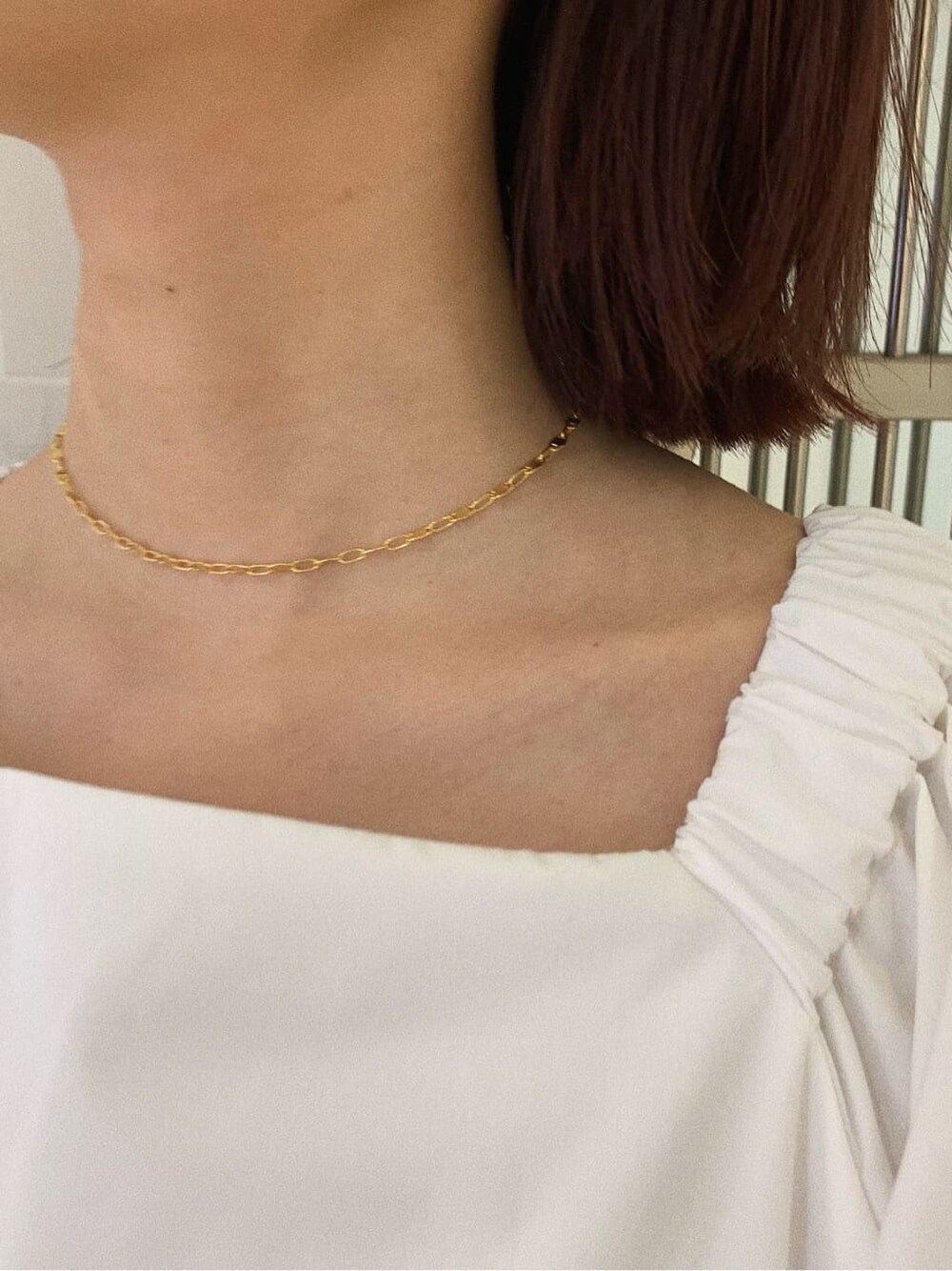 ホワイト系のワンピース、ブラック系のショルダーバッグ、その他のサンダルを着用したレディースの春コーディネートの9枚目の写真