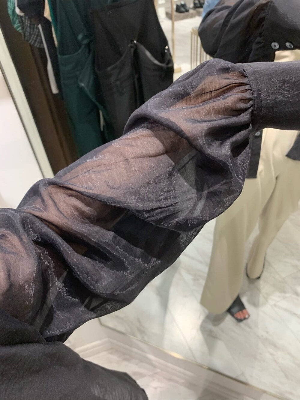 ホワイト系のサロペット/オーバーオール、ブラック系のサンダル、ブラック系のシャツ/ブラウスを着用したレディースの夏コーディネートの7枚目の写真