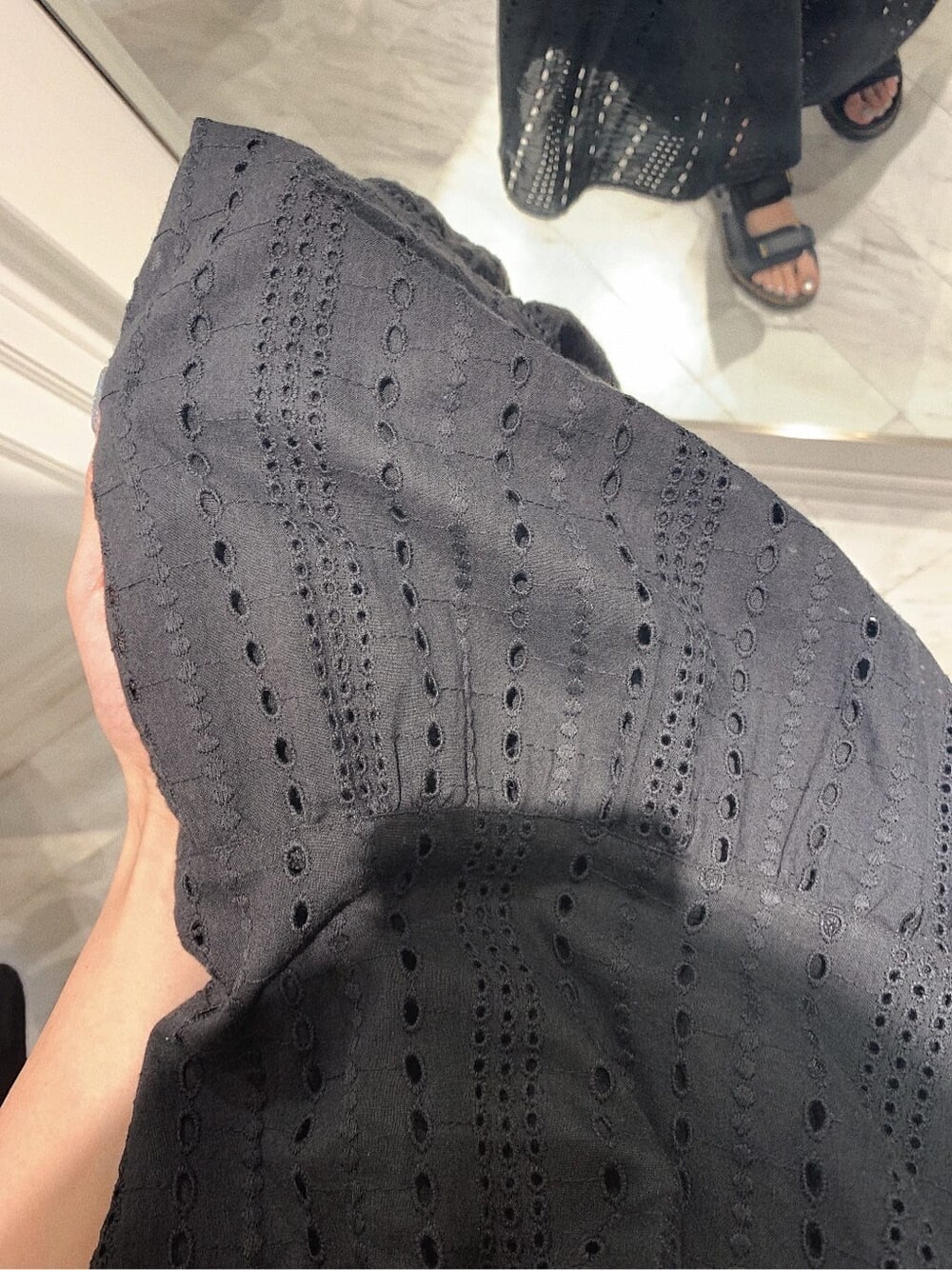 ブラック系のサンダル、ブラック系のワンピース、ブルー系のショルダーバッグを着用したレディースの春コーディネートの5枚目の写真