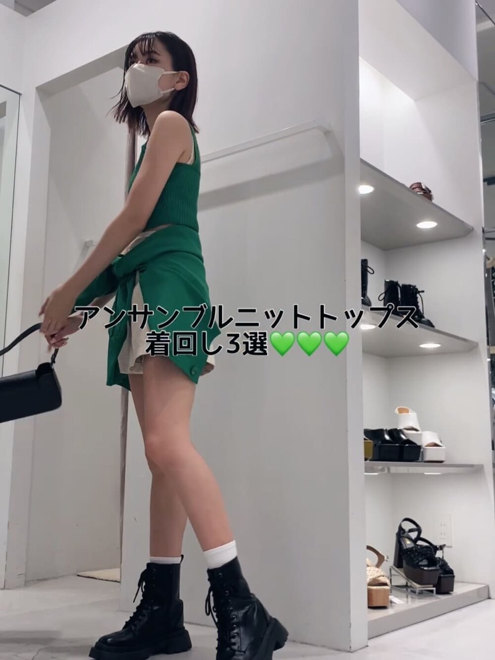 ホワイト系のその他パンツ、ブラック系のショルダーバッグ、グリーン系のカーディガン/ボレロを着用したレディースの夏コーディネートの6枚目の写真