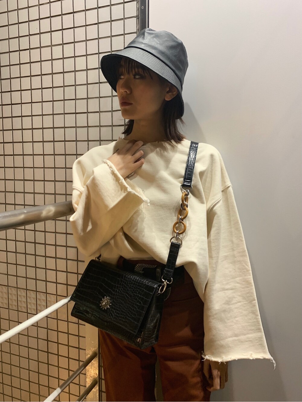 ホワイト系のスウェット、ブラック系のハット、ブラック系のベルトを着用したレディースの春コーディネートの6枚目の写真