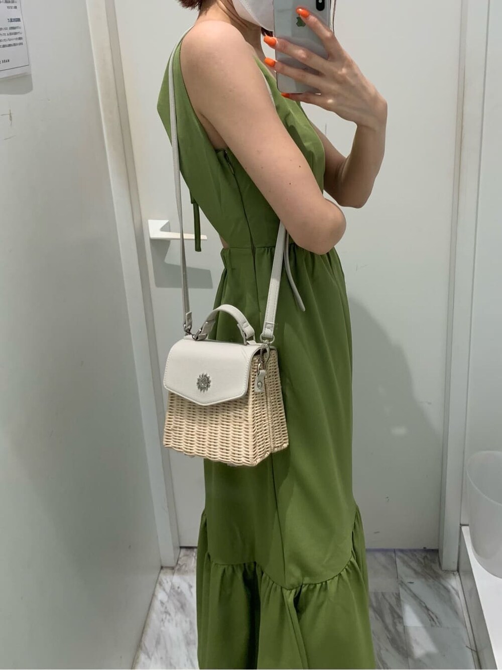 ホワイト系のサンダル、グリーン系のワンピース、ホワイト系のショルダーバッグを着用したレディースの夏コーディネートの5枚目の写真