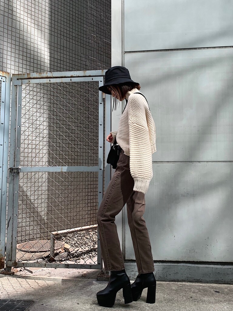 ブラウン系のデニムパンツ、ブラック系のベルトを着用したレディースの秋コーディネートの2枚目の写真