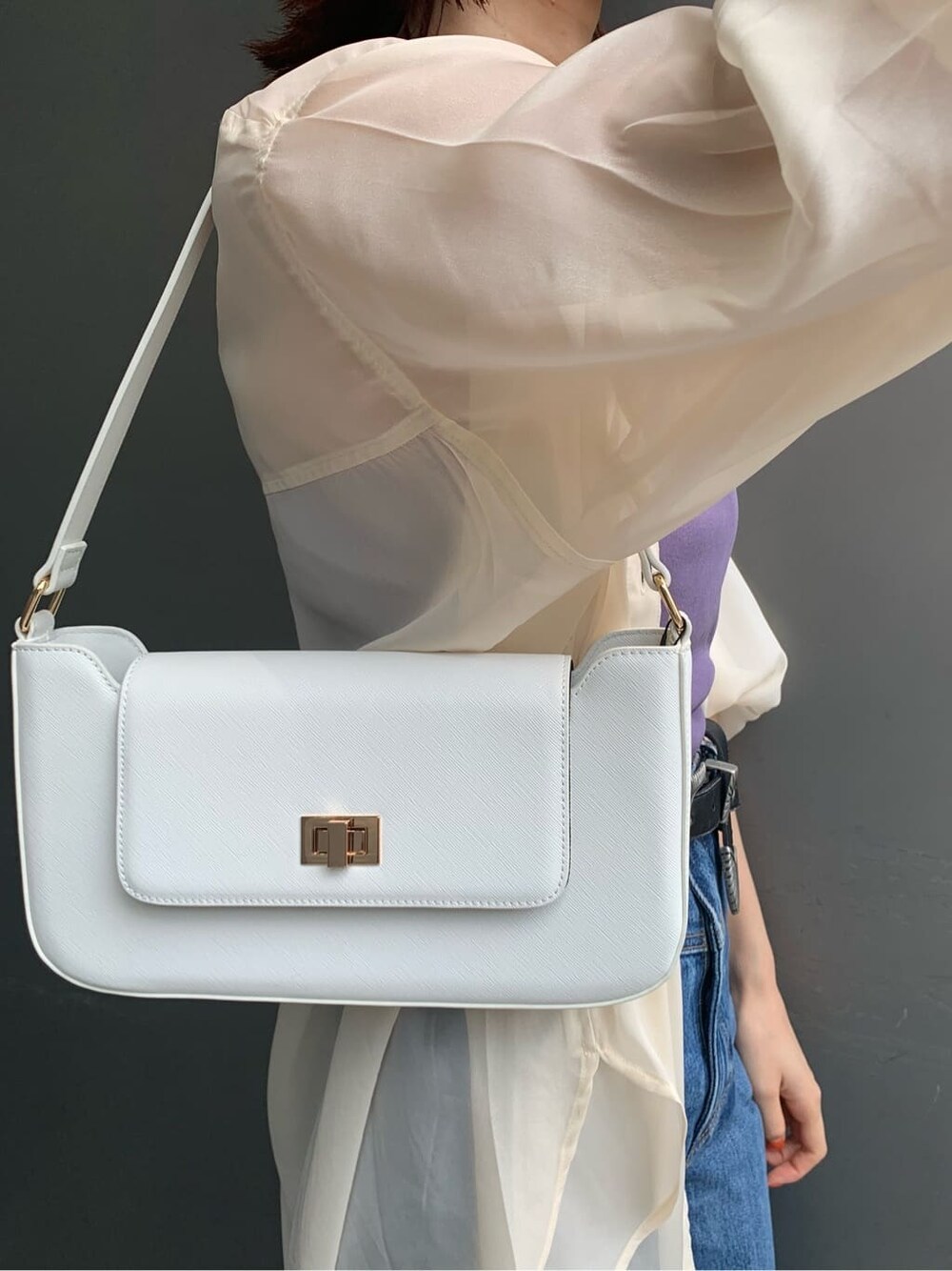 ホワイト系のシャツ/ブラウス、ホワイト系のショルダーバッグ、パープル系のキャミソールを着用したレディースの春コーディネートの7枚目の写真