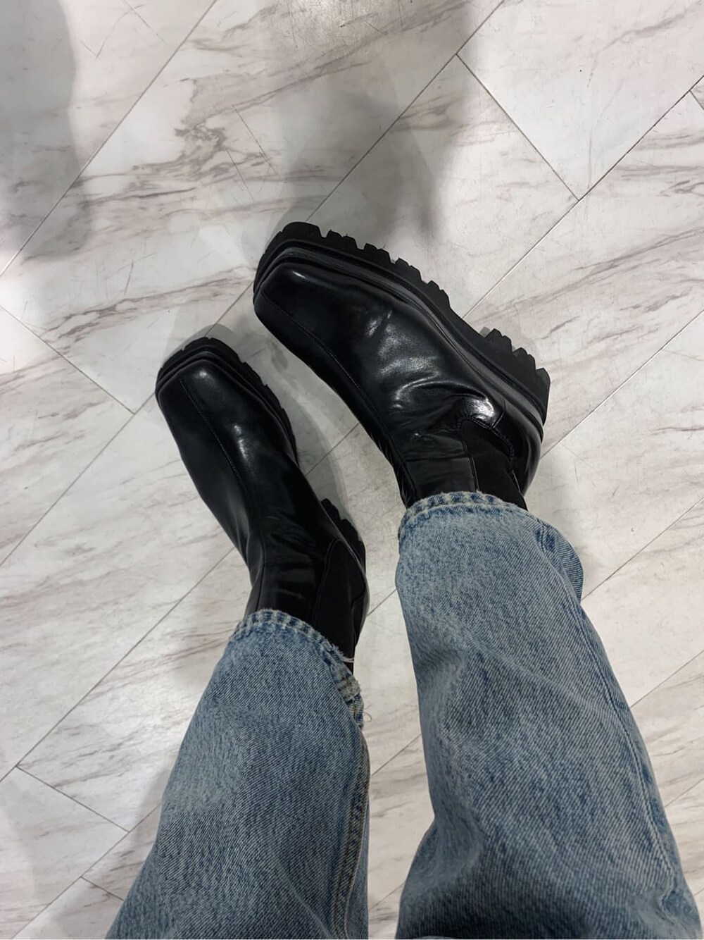 ブラック系のブーツ、ブラック系のニット/セーター、イエロー系のショルダーバッグを着用したレディースの春コーディネートの7枚目の写真