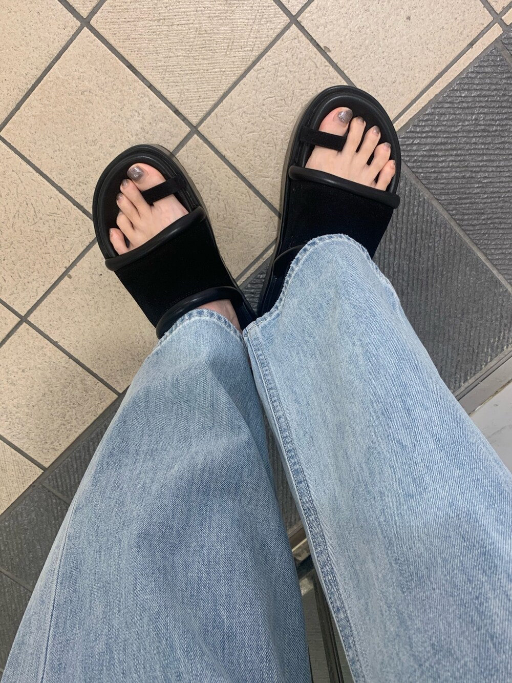 その他のシャツ/ブラウス、ブラック系のショルダーバッグ、ブルー系のデニムパンツを着用したレディースの夏コーディネートの7枚目の写真