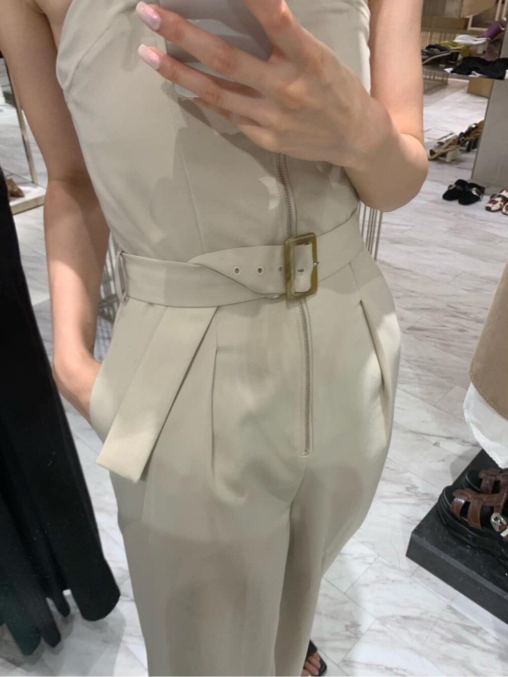 ホワイト系のサロペット/オーバーオール、ブラック系のサンダル、ブラック系のシャツ/ブラウスを着用したレディースの夏コーディネートの4枚目の写真