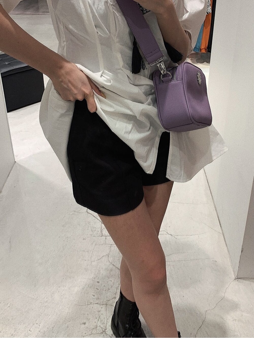 ブラック系のブーツ、ブラック系のその他パンツ、ホワイト系のワンピースを着用したレディースの春コーディネートの6枚目の写真