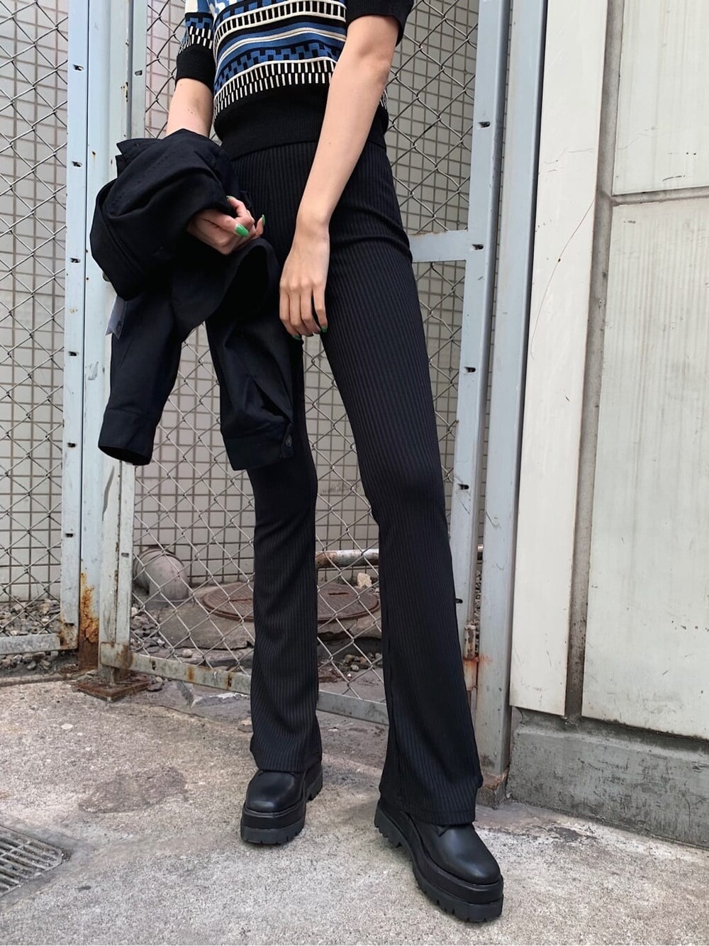 ブラック系のその他パンツ、ブラック系のブーツ、ブルー系のニット/セーターを着用したレディースの春コーディネートの8枚目の写真