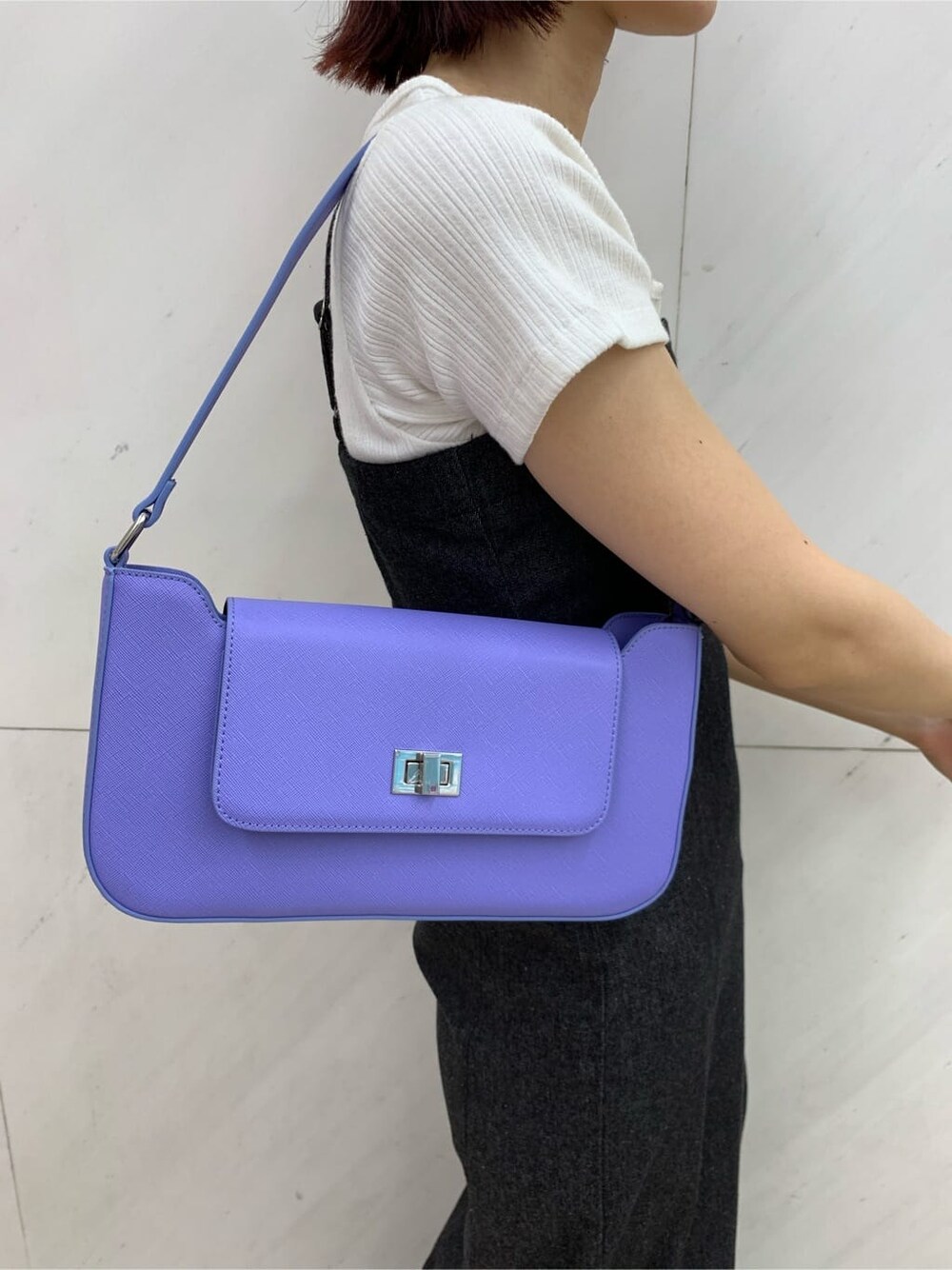 ホワイト系のTシャツ/カットソー、ブラック系のワンピース、パープル系のショルダーバッグを着用したレディースの夏コーディネートの8枚目の写真