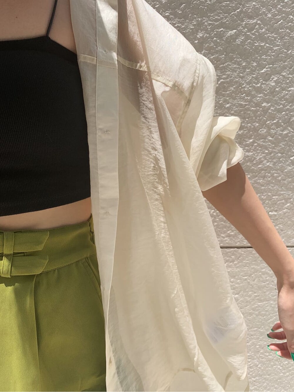 ホワイト系のシャツ/ブラウス、ブラック系のサンダル、グリーン系のその他パンツを着用したレディースの夏コーディネートの5枚目の写真