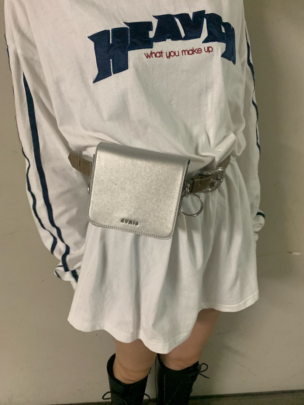 ホワイト系のワンピース、シルバー系のショルダーバッグ、ブラック系のブーツを着用したレディースの秋コーディネートの6枚目の写真