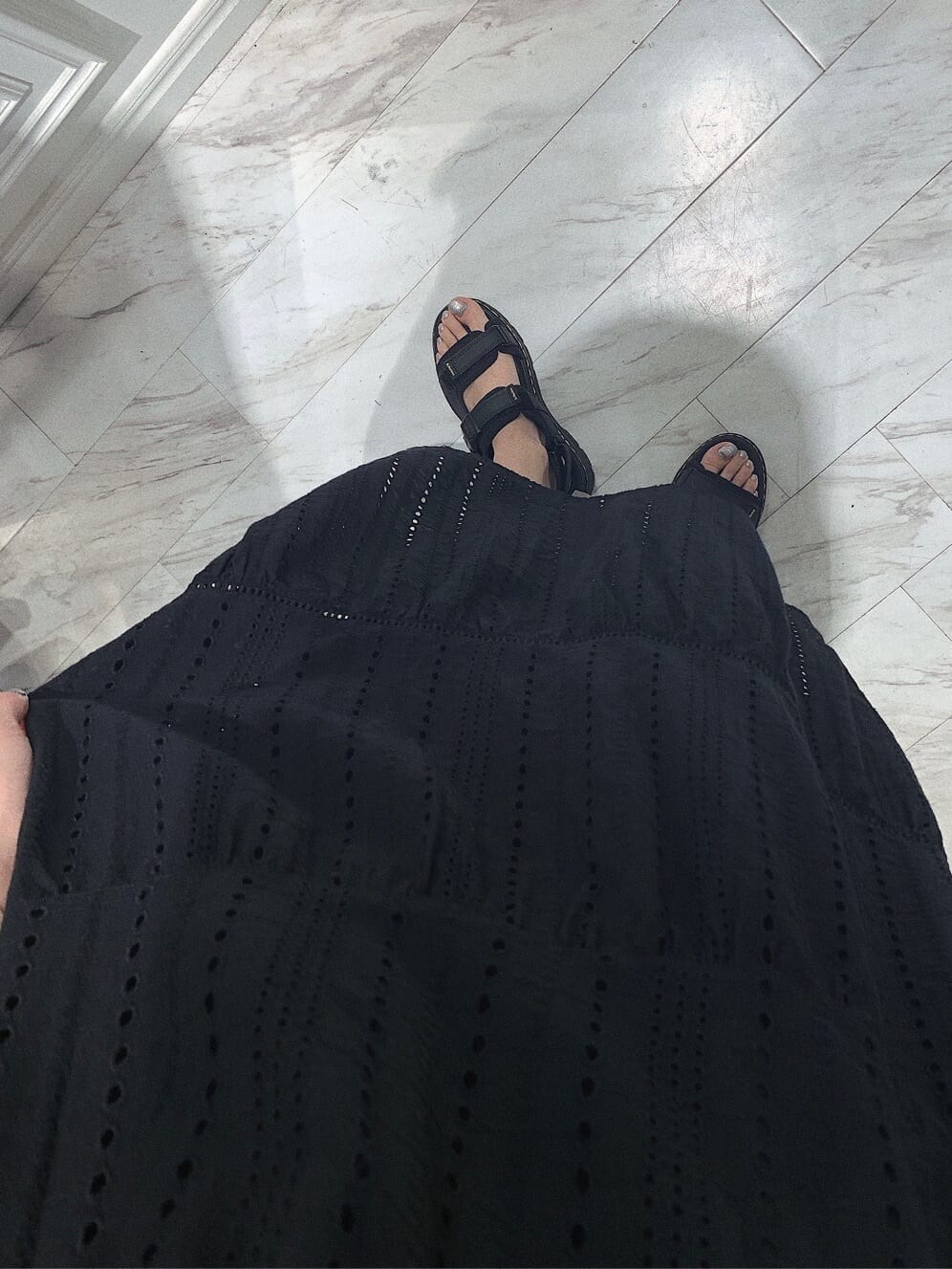 ブラック系のサンダル、ブラック系のワンピース、ブルー系のショルダーバッグを着用したレディースの春コーディネートの8枚目の写真