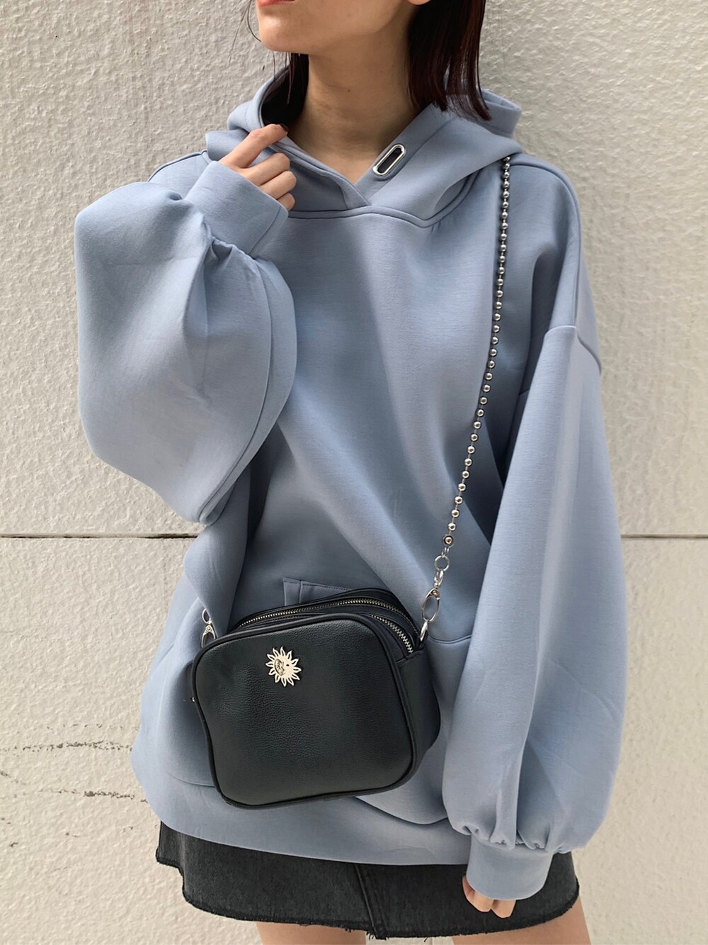 ブラック系のデニムスカートを着用したレディースの冬コーディネートの3枚目の写真