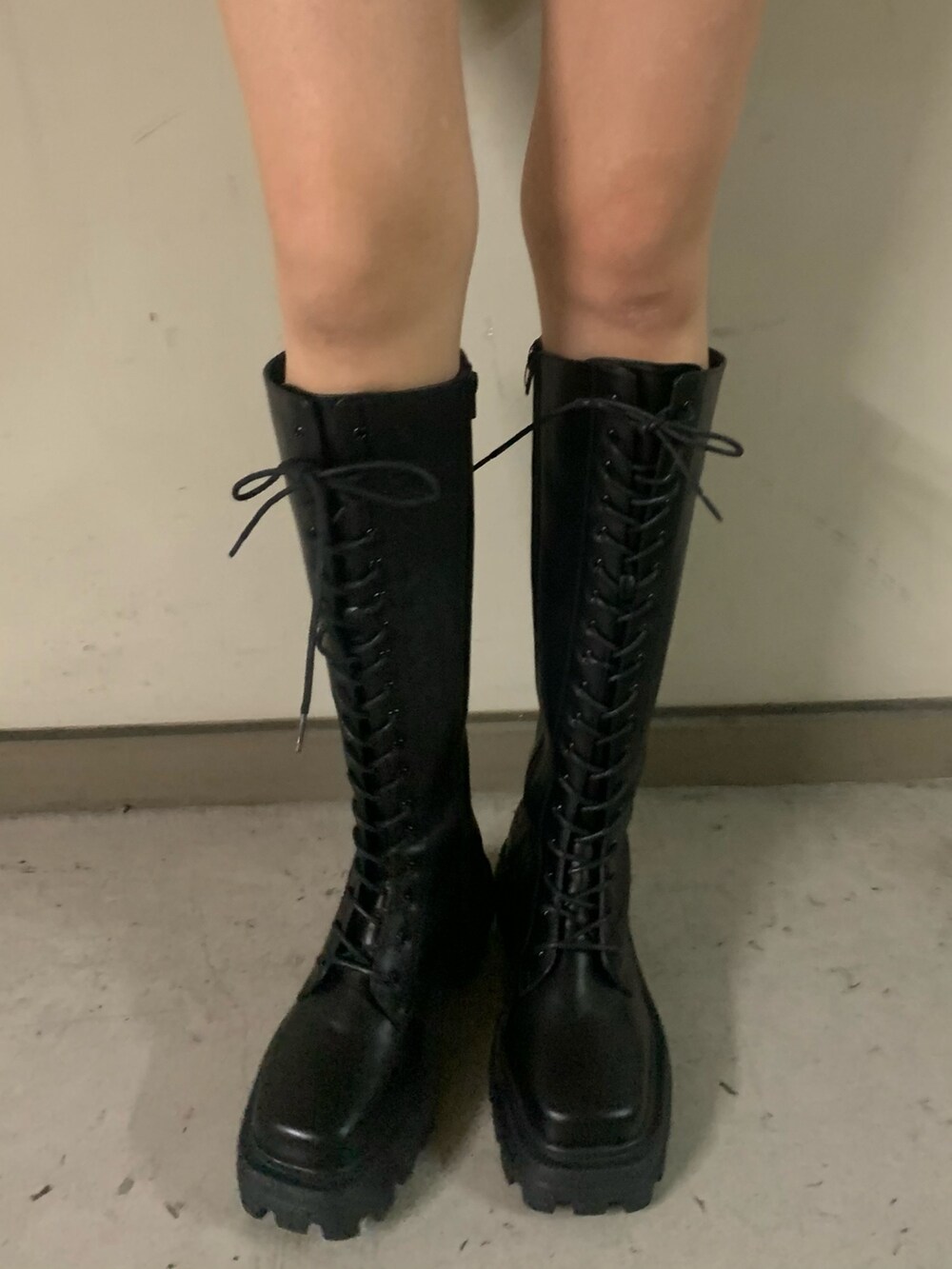 ホワイト系のワンピース、シルバー系のショルダーバッグ、ブラック系のブーツを着用したレディースの秋コーディネートの7枚目の写真