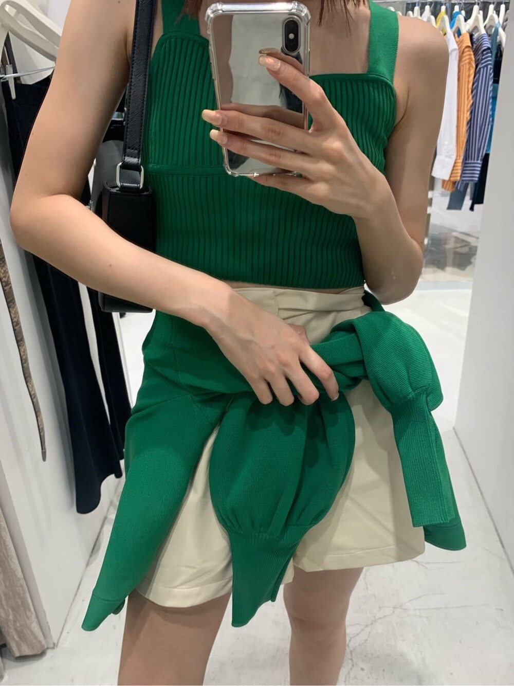 ホワイト系のその他パンツ、ブラック系のショルダーバッグ、グリーン系のカーディガン/ボレロを着用したレディースの夏コーディネートの3枚目の写真