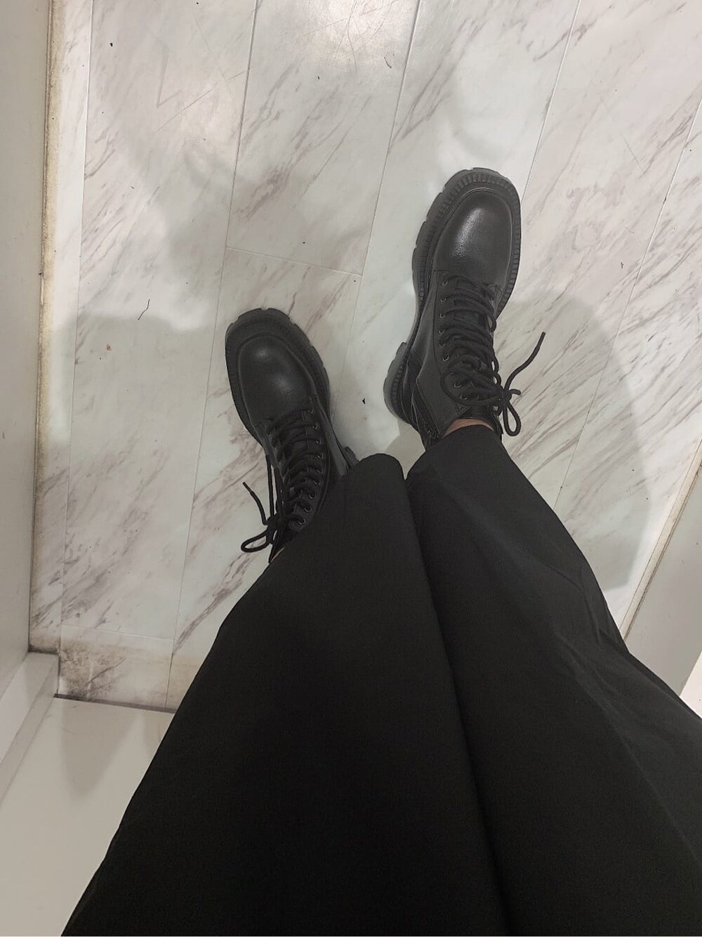 ブラック系のブーツ、イエロー系のショルダーバッグ、ブラック系のワンピースを着用したレディースの春コーディネートの10枚目の写真