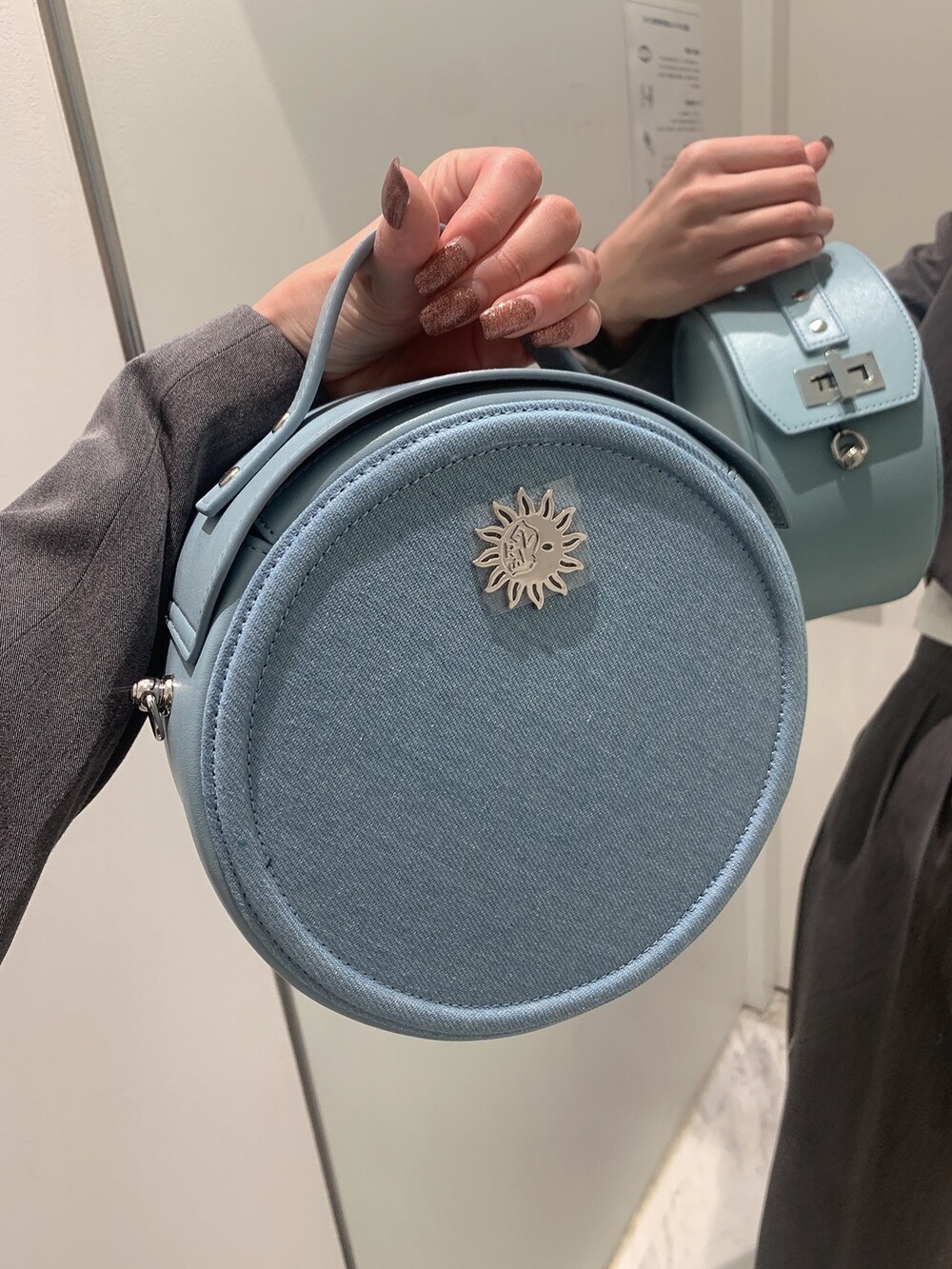 グレー系のその他パンツ、グレー系のテーラードジャケット、ブルー系のショルダーバッグを着用したレディースの春コーディネートの7枚目の写真