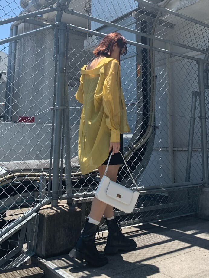 ブラック系のTシャツ/カットソー、ホワイト系のショルダーバッグ、ブラック系のその他パンツを着用したレディースの夏コーディネートの3枚目の写真