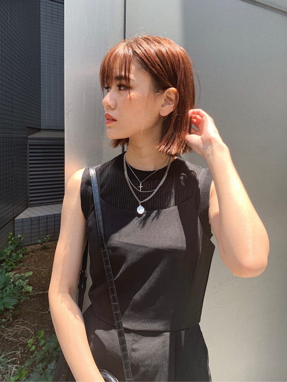 「EVRIS、ワンピース、バッグ、サンダル、厚底、カジュアル、アクセサリー、選抜１、シアー、夏コーデ、大人カジュアル、楽チンコーデ、ミニ、肌見せ、コンビネゾン」｜「EVRISのショートコンビネゾン（つなぎ/オールインワン、ブラック系）」を使った、HIKARUさん（レディース・166cm）の夏コーディネートの3枚目の写真