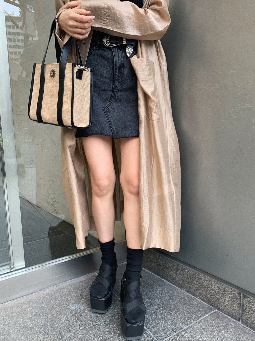 ベージュ系のその他アウター、ブラック系のサンダル、ブラック系のタンクトップを着用したレディースの春コーディネートの5枚目の写真